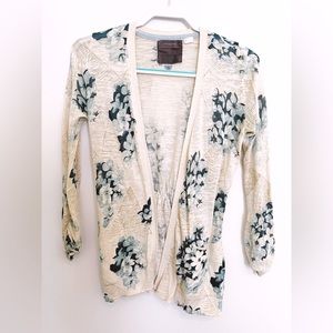 GUINEVERE by Anthropologie Blue Hydrangea Print Sweater Open Cardigan